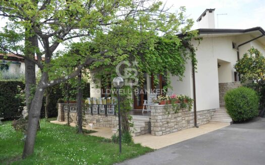 Villa in Vendita a Forte dei Marmi Centro