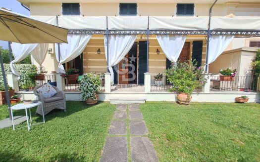 Villa bifamiliare in Vendita a Camaiore Lido di Camaiore