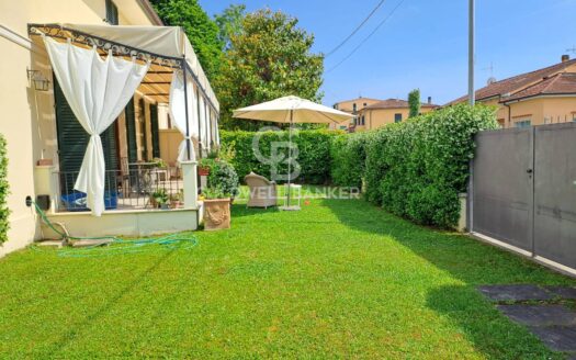 Villa bifamiliare in Vendita a Camaiore Lido di Camaiore