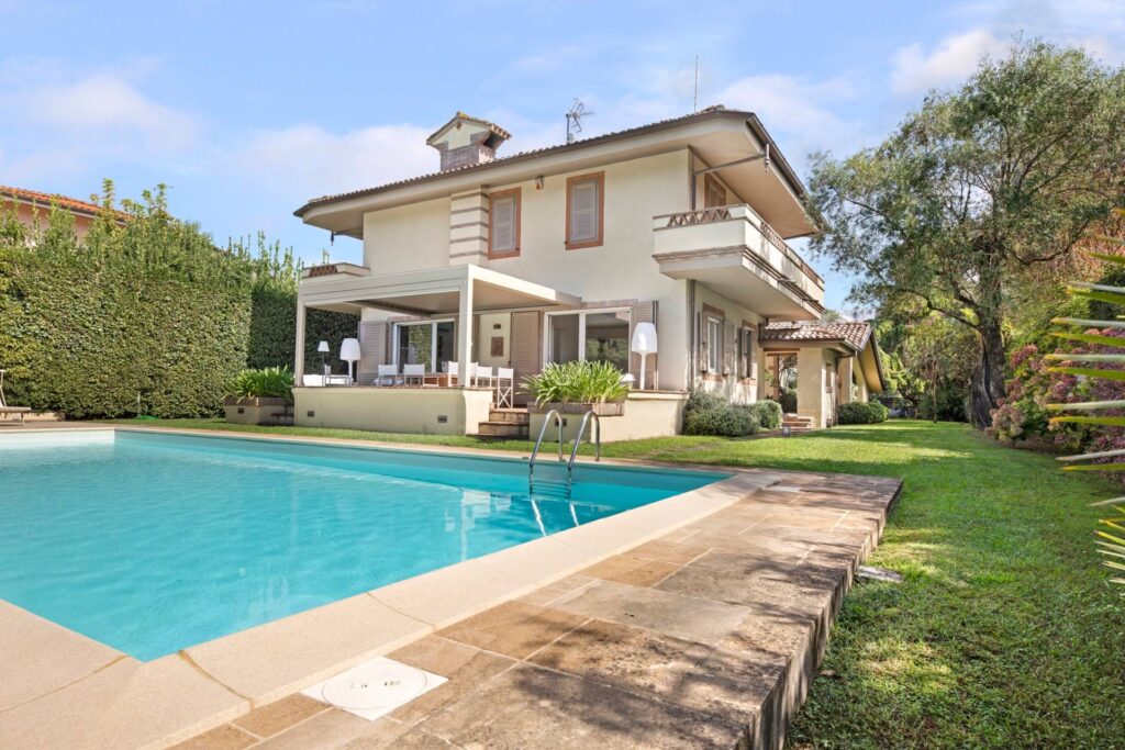 Villa in Vendita a Forte dei Marmi Caranna
