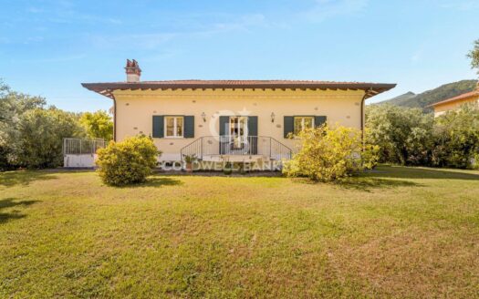 Villa in Vendita a Seravezza Pozzi