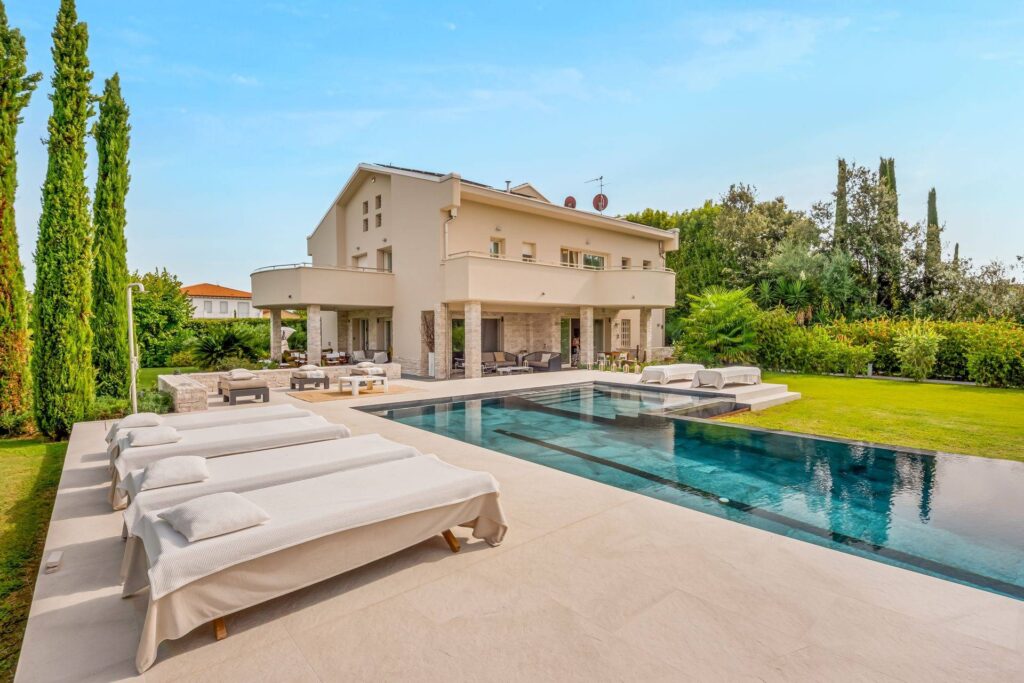 Villa in Vendita a Forte dei Marmi Centro