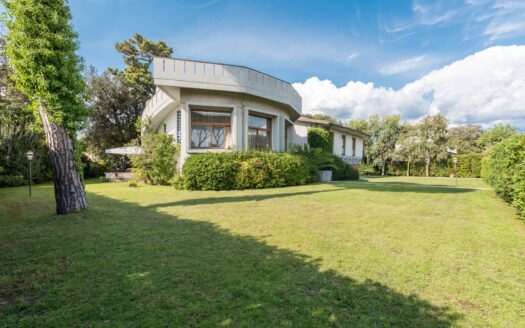 Villa in Vendita a Forte dei Marmi Centro