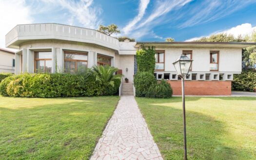 Villa in Vendita a Forte dei Marmi Centro