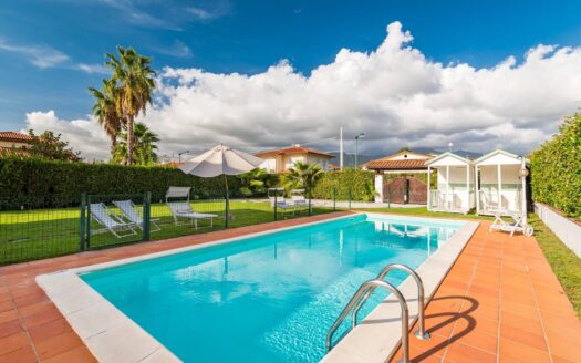 Villa bifamiliare in Affitto a Forte dei Marmi Centro