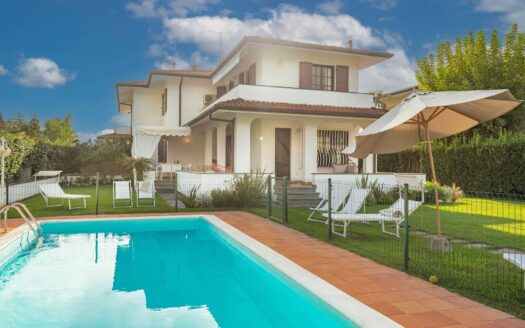Villa bifamiliare in Affitto a Forte dei Marmi Centro