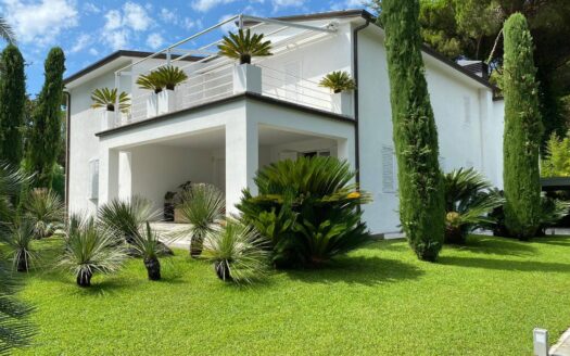 Villa in Vendita a Forte dei Marmi Roma Imperiale