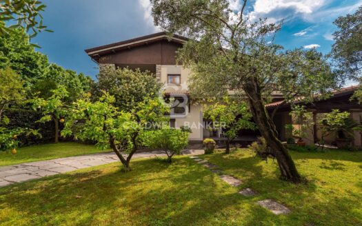 Villa in Vendita a Pietrasanta Vallecchia