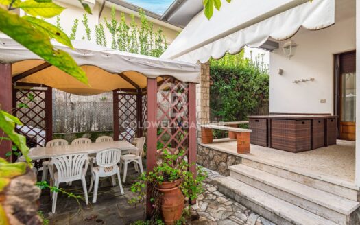 Villa in Vendita a Forte dei Marmi Centro