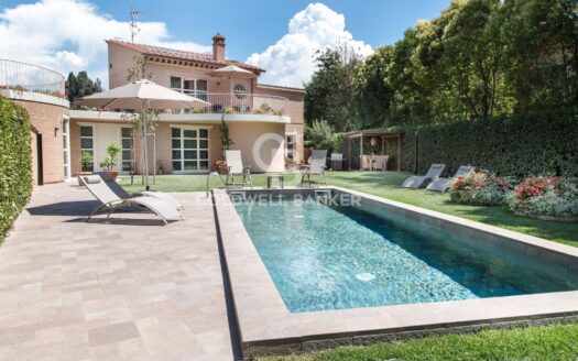 Villa in Vendita a Lucca Arsina