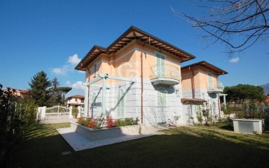 Villa bifamiliare in Vendita a Pietrasanta Marina di Pietrasanta