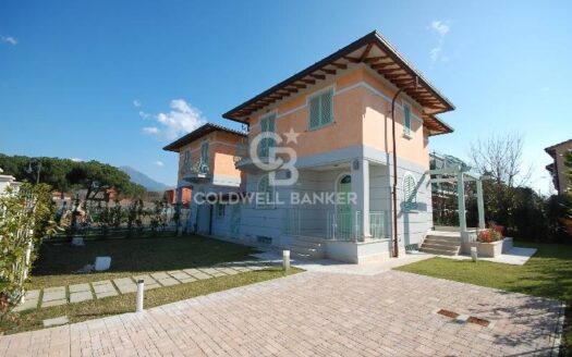 Villa bifamiliare in Vendita a Pietrasanta Marina di Pietrasanta