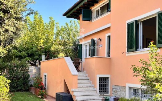 Villa bifamiliare in Vendita a Pietrasanta Focette