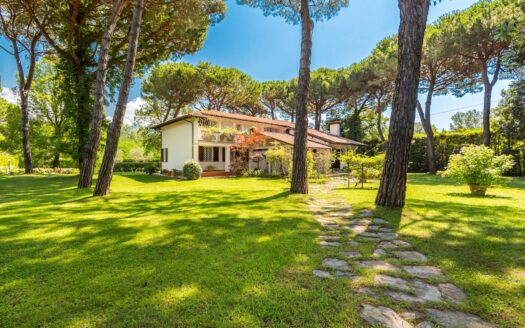 Villa in Vendita a Massa Poveromo