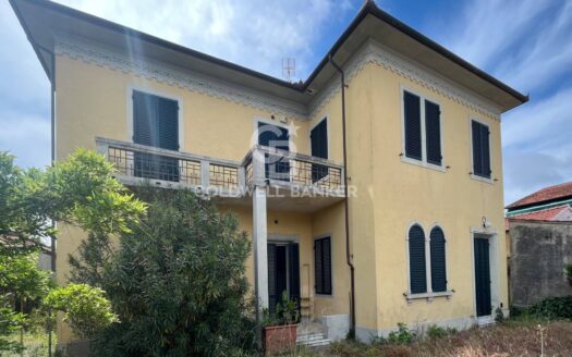 Villa in Vendita a Camaiore Lido di Camaiore