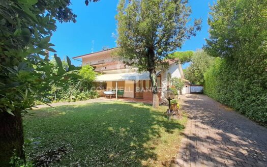 Villa quadrifamiliare in Vendita a Forte dei Marmi Vittoria Apuana