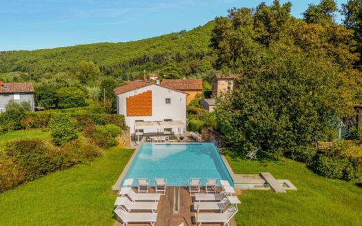 Villa in Vendita a Lucca San Lorenzo a Vaccoli