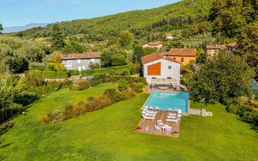 Villa in Vendita a Lucca San Lorenzo a Vaccoli