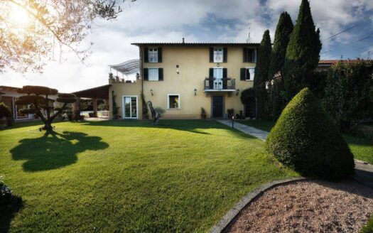 Villa in Vendita a Pietrasanta