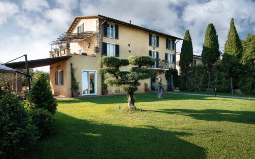 Villa in Vendita a Pietrasanta