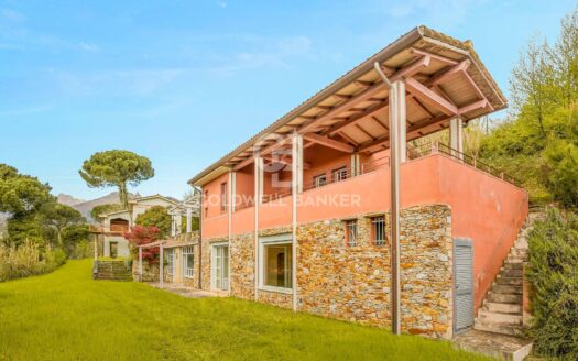Villa in Vendita a Pietrasanta Vallecchia