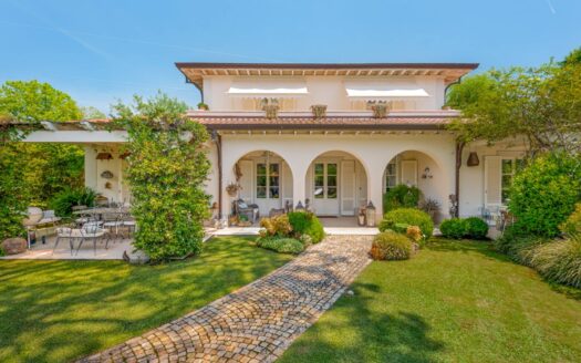 Villa in Vendita a Forte dei Marmi Caranna