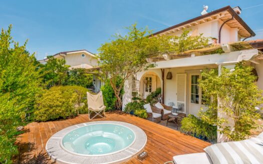 Villa in Vendita a Forte dei Marmi Caranna