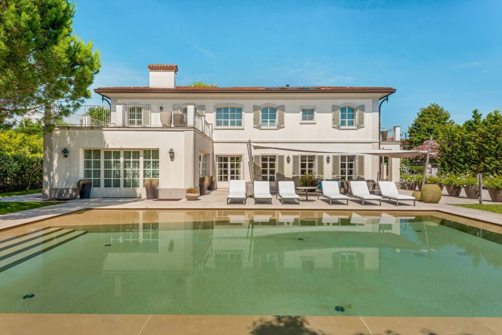 Villa in Vendita a Forte dei Marmi Vittoria Apuana