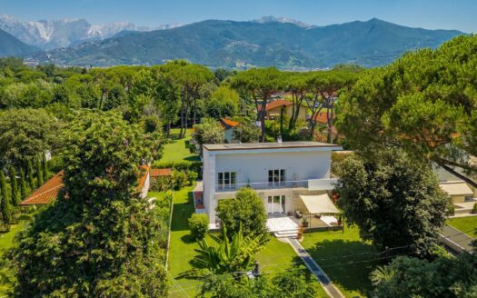 Villa in Vendita a Massa Ronchi