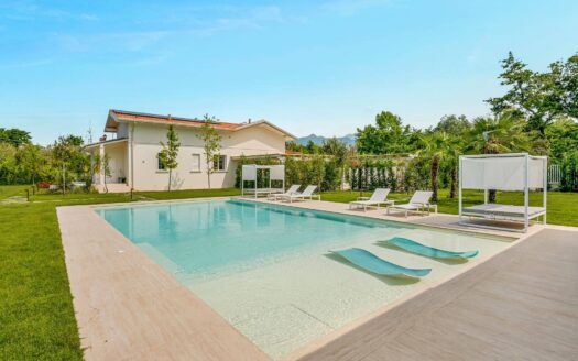 Villa in Vendita a Forte dei Marmi Caranna