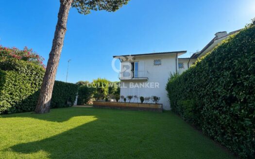 Villa bifamiliare in Vendita a Forte dei Marmi Vittoria Apuana