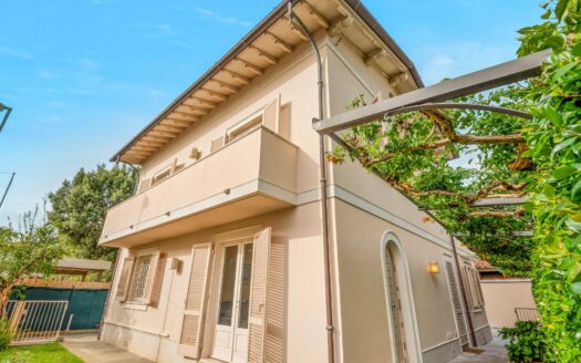 Villa in Vendita a Forte dei Marmi Vittoria Apuana