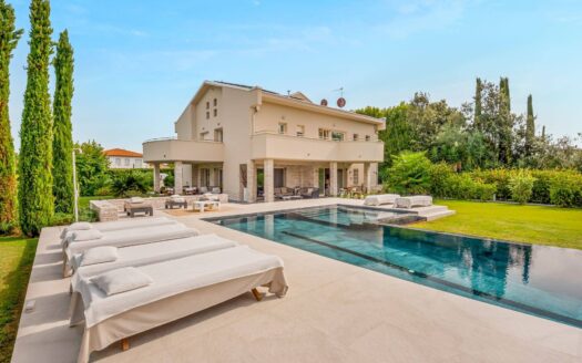 Villa in Vendita a Forte dei Marmi Centro