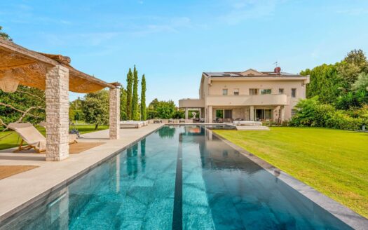 Villa in Vendita a Forte dei Marmi Centro