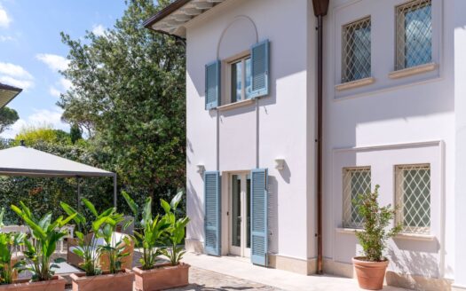 Villa in Vendita a Forte dei Marmi Vittoria Apuana