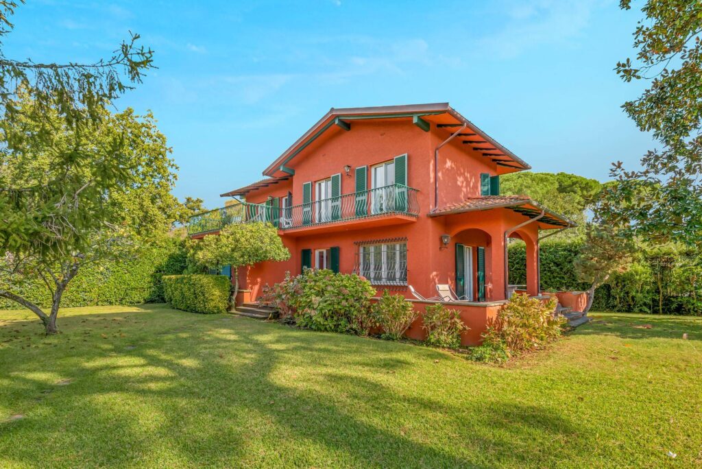 Villa in Vendita a Forte dei Marmi Caranna
